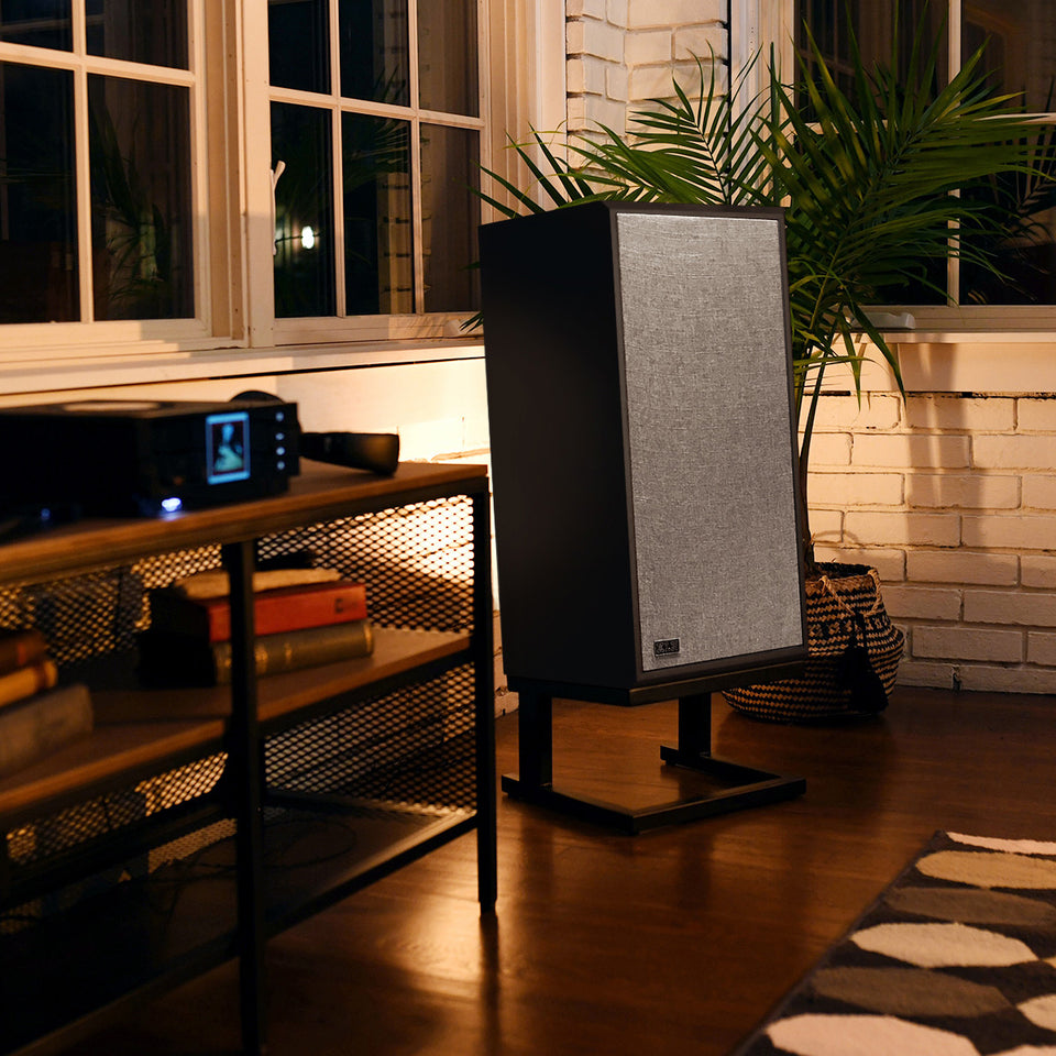 KLH Model Five Nordic Noir într-un ambient de interior